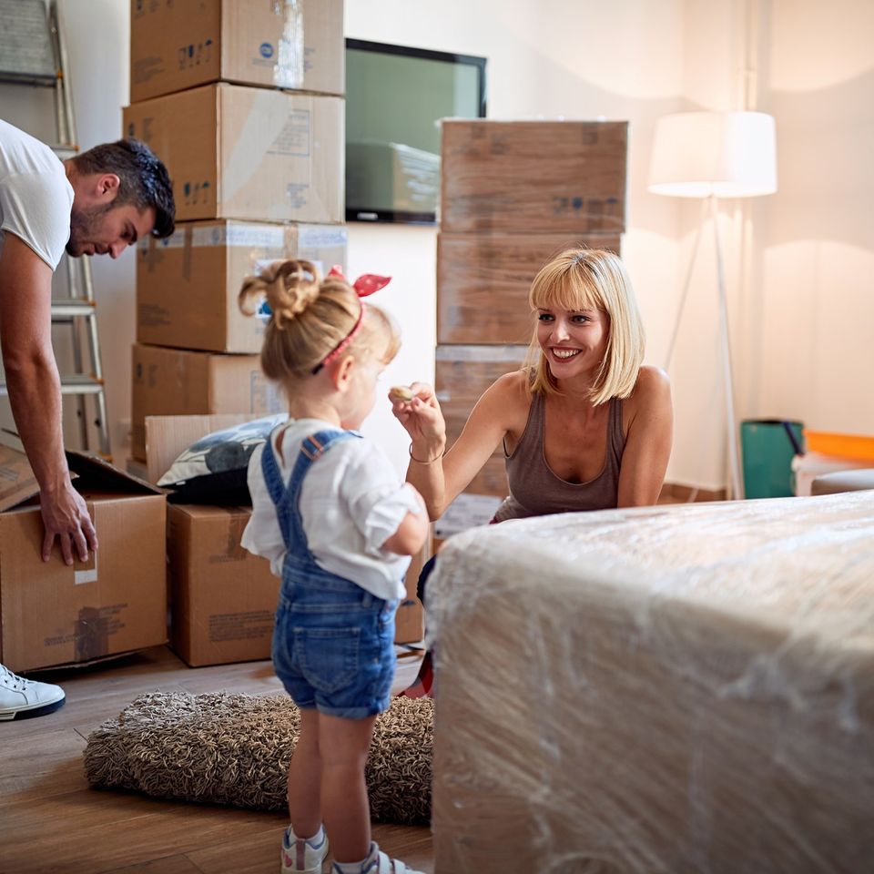 Read more about the article A Complete Guide to Tipping Movers: When, How Much, and More